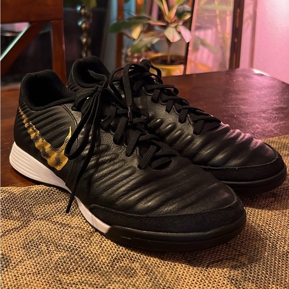 Nikes 👣🔮 - Picture 1 of 4